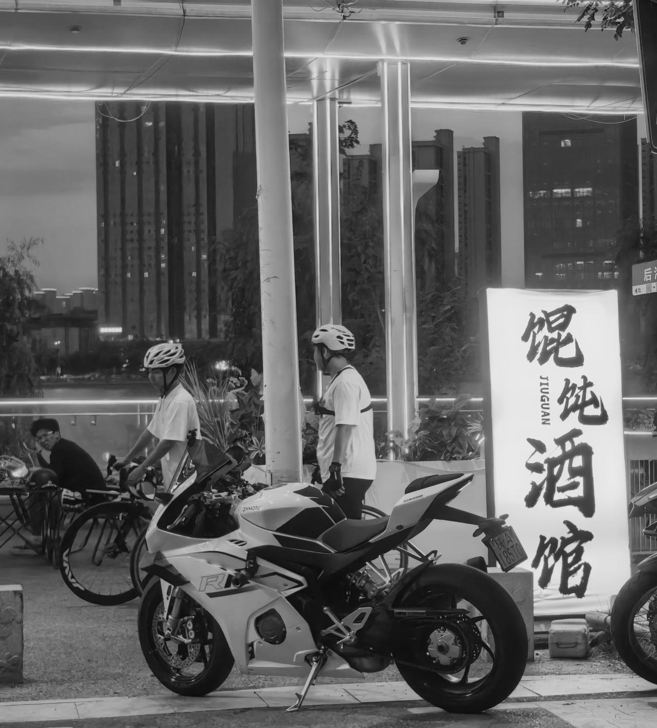 骑士深夜的归宿，竟是为这碗馄饨。骑士暗语：不飙车，不沾酒，不炫车技，只比谁碗里的