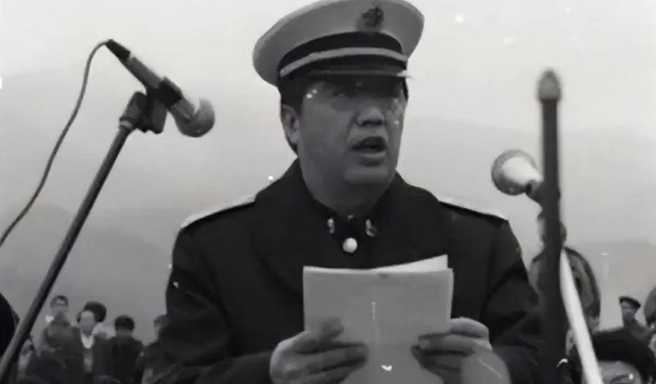 1998年，香港，贺龙的儿子贺鹏飞，见周围没人，快步走进一间商人办公室，凑到那人