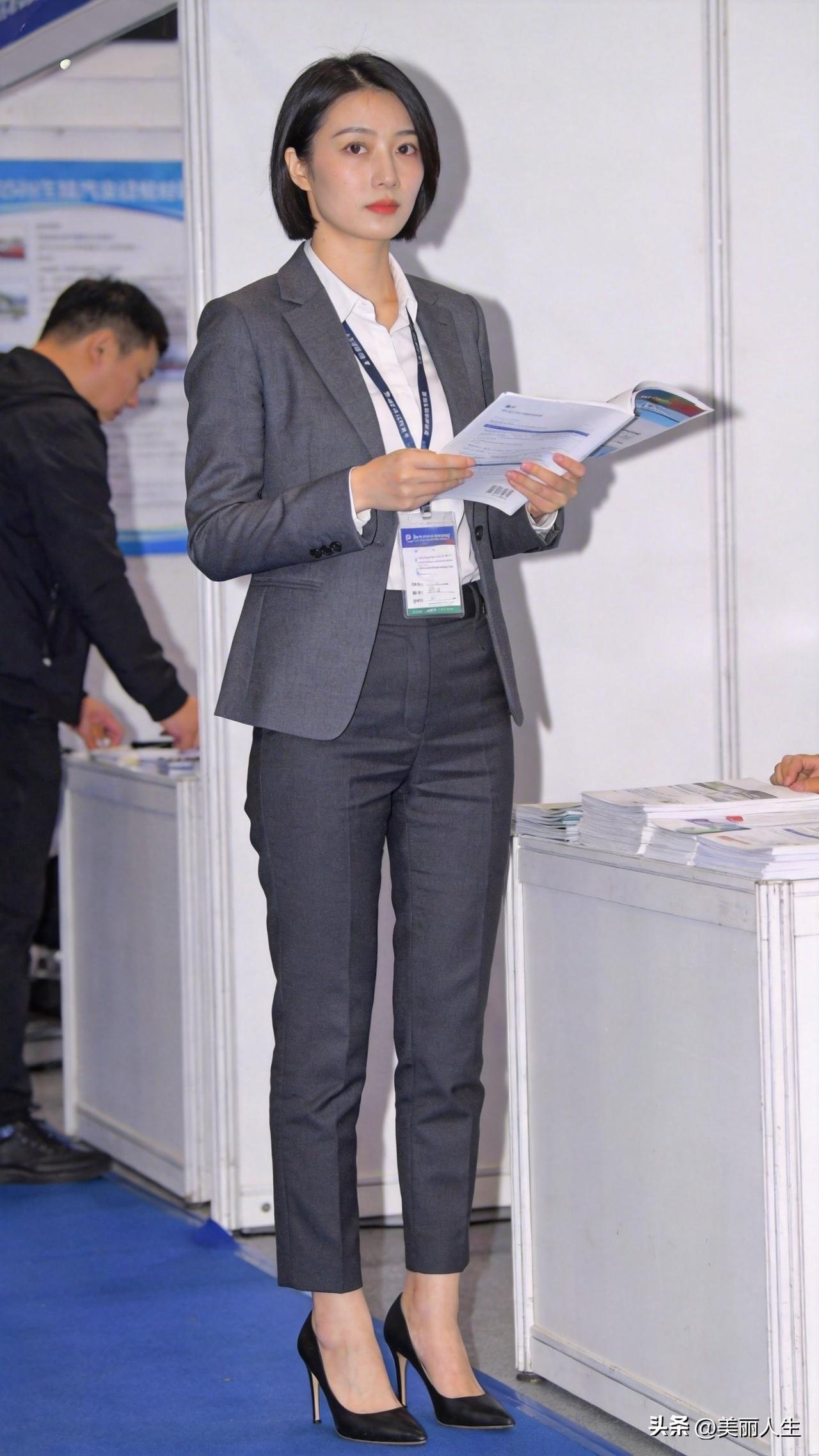 职场女性的制服才是最美的
下午茶时间