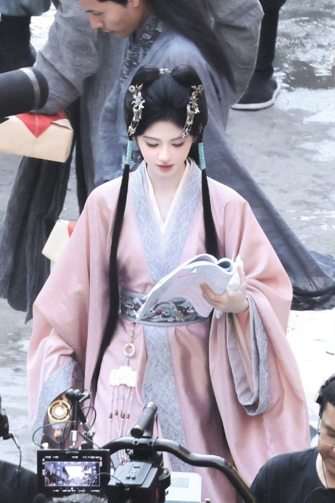 jjy鞠婧祎jjy 鞠婧祎姜黎非“月光下魂牵梦绕 清风拂起我的思恋” 