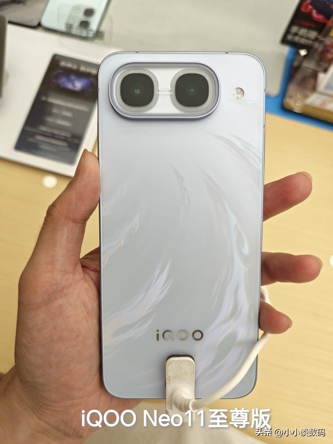 iQOO Neo11这次没有Max，至尊版顶上了~

线下已经有样机了，后置双摄