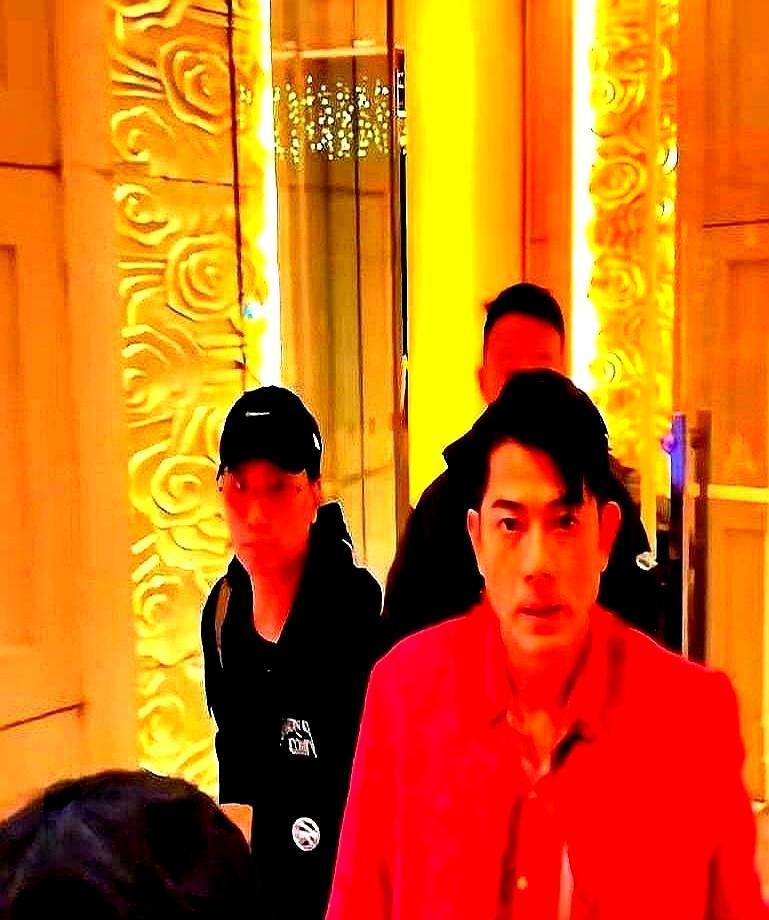 60岁天王为春晚倒贴260万，彩排服拧出半斤汗。
你看到他在法拉利上跳得比小年轻