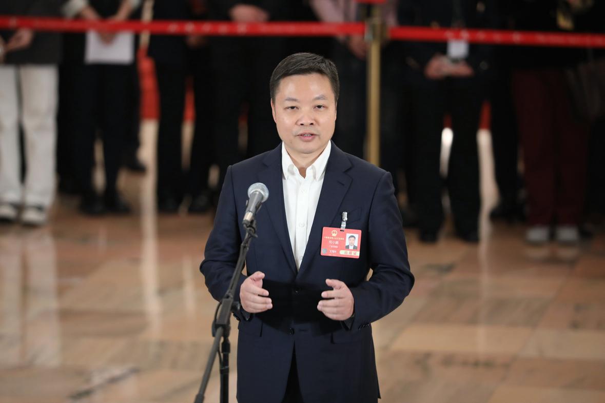 何小鹏今天在两会代表通道分享了小鹏汽车在自动驾驶方面的进展。他提到，2024年小