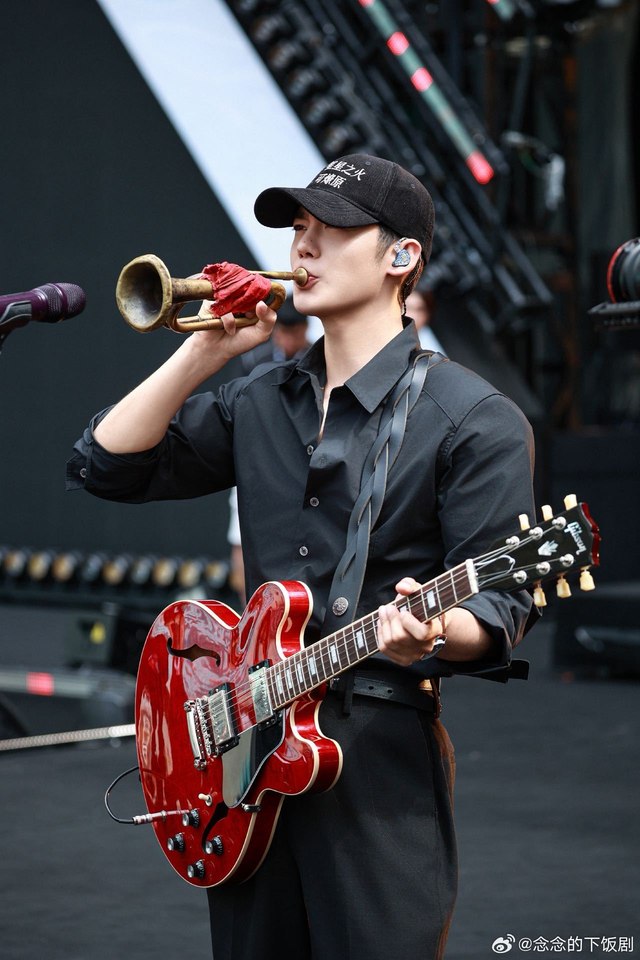 于适舞台吹冲锋号这场舞台太惊艳了，冲锋号融入歌曲真的好有力量，颜值实力全都在线，