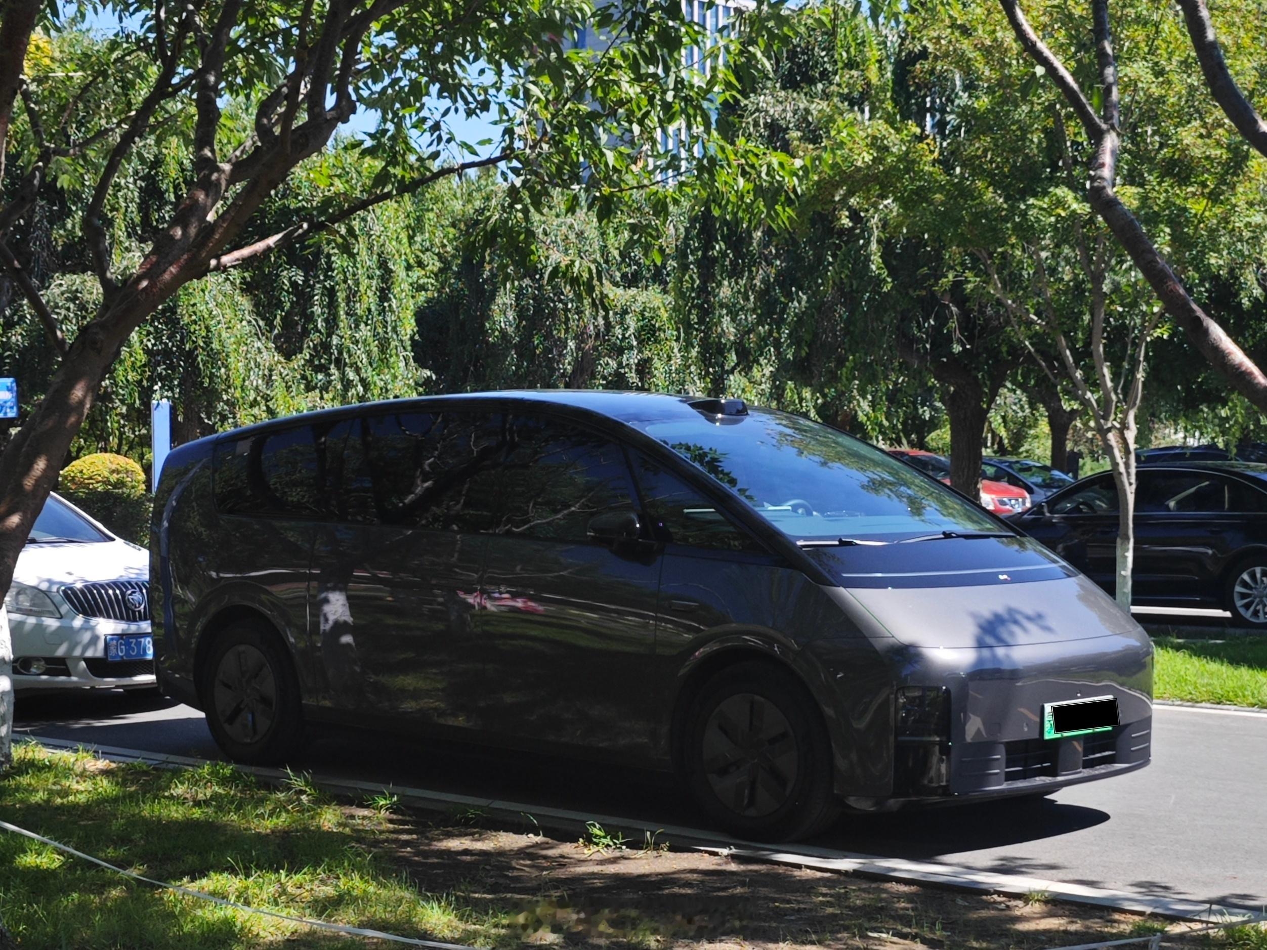 任何纯电MPV车主不仅需要了解车身结构的先天安全缺陷，还要提前预判三元锂大电池所