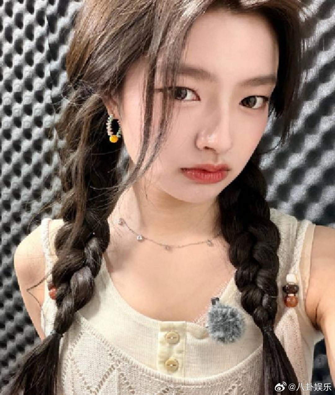 徐若晗道歉了但下次还敢 直播沉浸式剧透未播情节，被工作人员闭麦后火速道歉，却直言