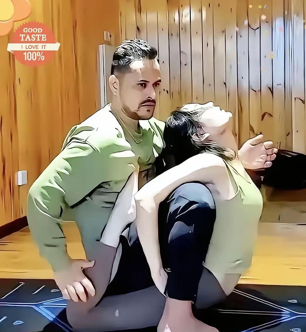 好朋友的女儿现在要练普拉提
让我介绍一个瑜伽馆
而且点名说要找一个男的瑜伽老师