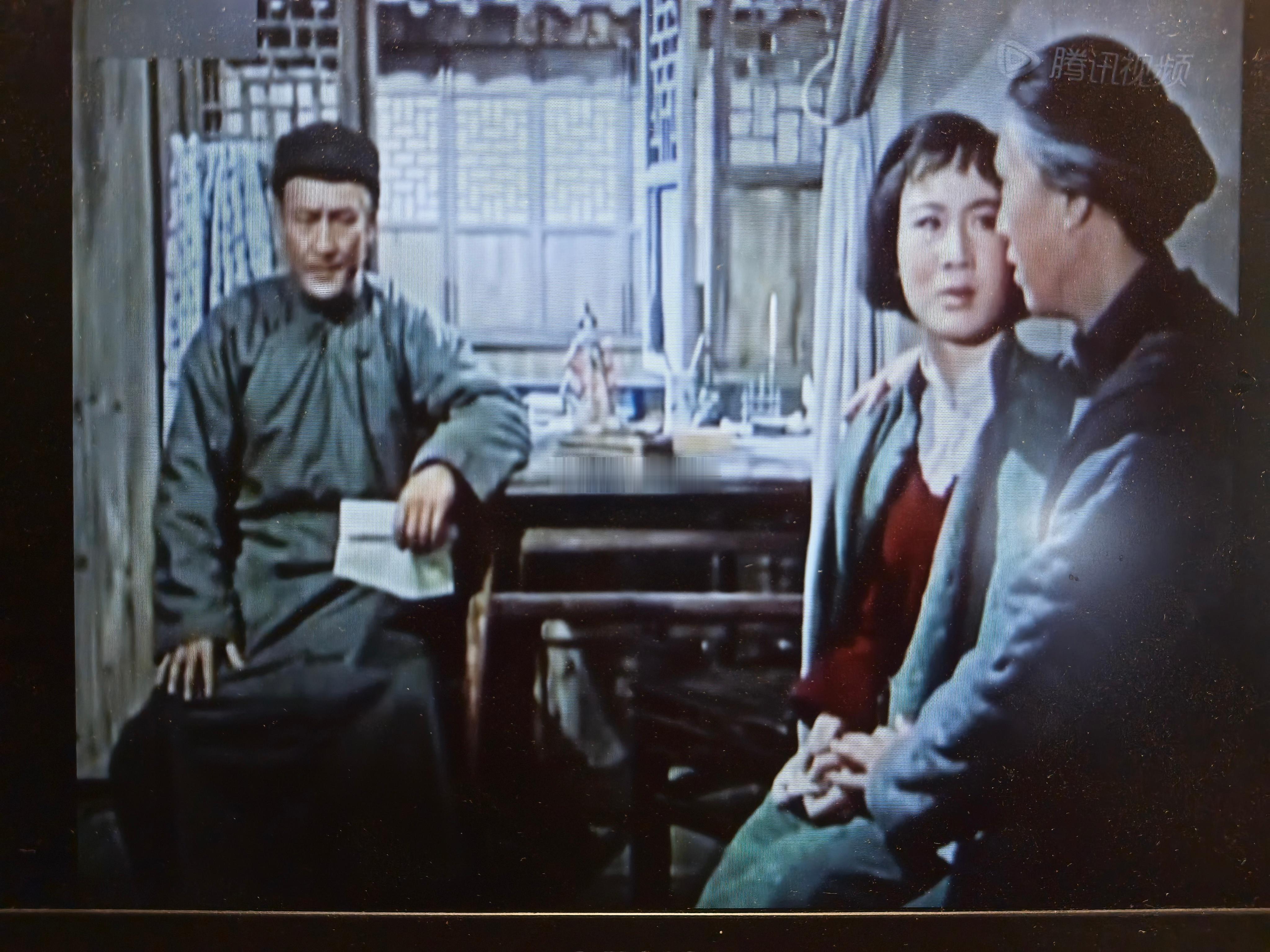 今天看了50年代拍摄的老电影，豆瓣评分高达8.6，《林家铺子》，很有对现实的讽刺