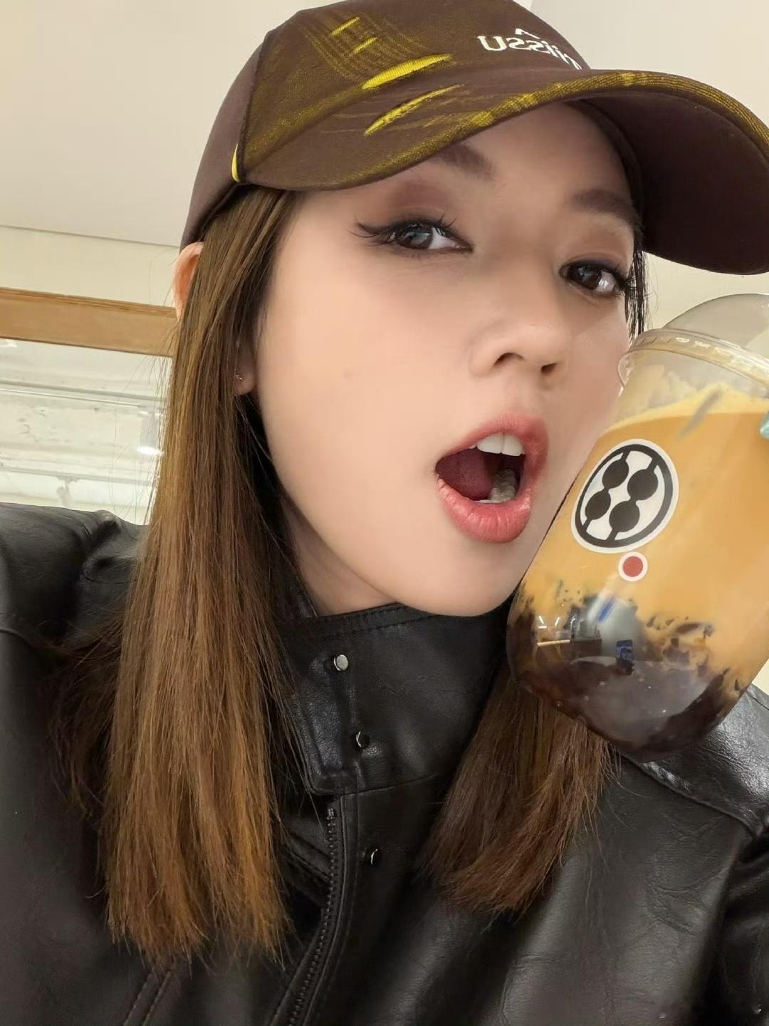 何瑞贤出片这不简简单单 哇塞，真的是感叹一下何瑞贤出片这不简简单单，请把皮衣焊在