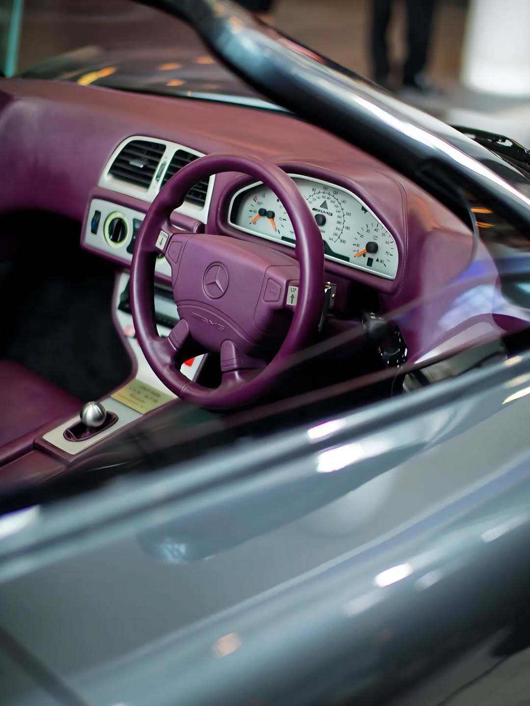 好看的内饰，跟我在吃的玉米片的包装颜色一模一样。 