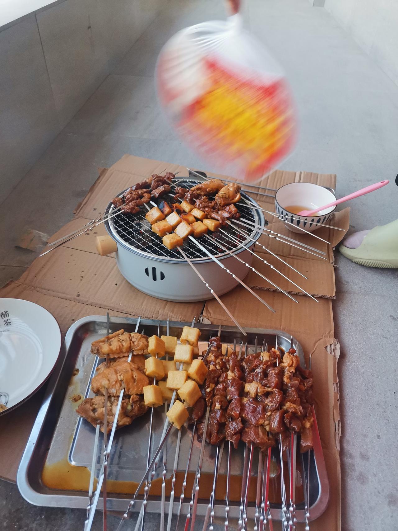 热烈庆祝五一劳动节，劳动人民自己的节日 ！自己动手，丰衣足食。
    明天就是