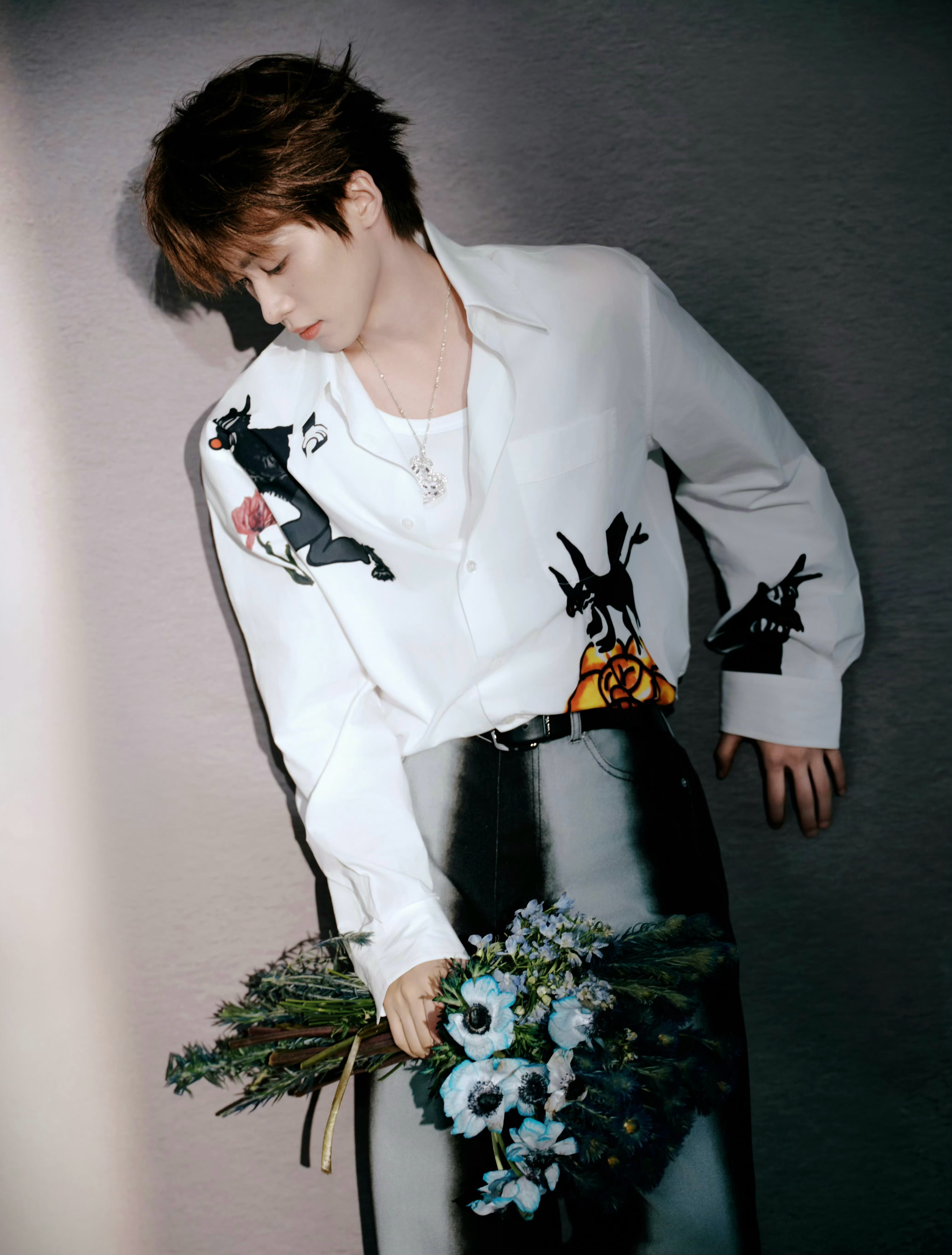 梓渝 X MARNI｜演员、歌手今日份谷雨营业大片，身着Marni丹宁套装搭配白