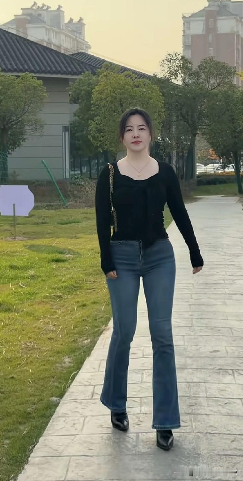 都市风穿搭指南：黑色上衣+牛仔裤，简约又时尚！优雅自信穿搭分享 每天起早贪黑忙忙