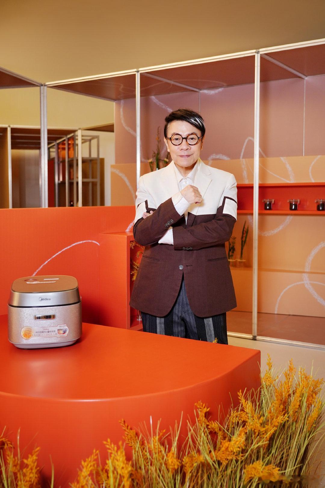 蔡康永揭秘天猫年度设计趋势 不得不说，蔡康永和年度设计大奖太配了！他能自由游走于