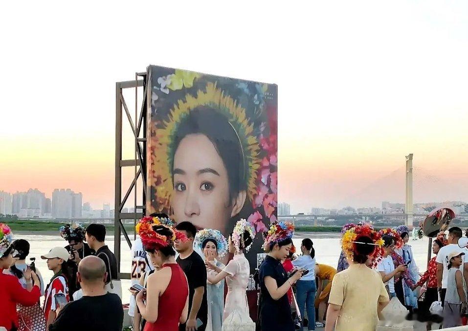 蟳埔村在自己的标志性码头，给赵丽颖立了一个大招牌，我滴乖乖，可见赵丽颖在蟳埔的影