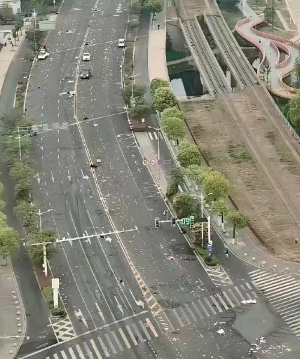 不得不说，这就是为啥不让在马路上摆摊的原因 