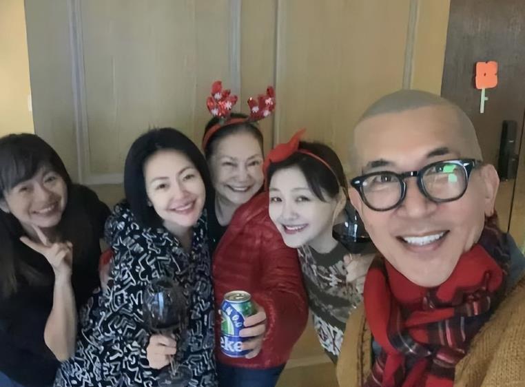 大s虽然活得洒脱活得风光，但死得错愕，凄凉。
 
想来，其实她没有有实力的娘家，