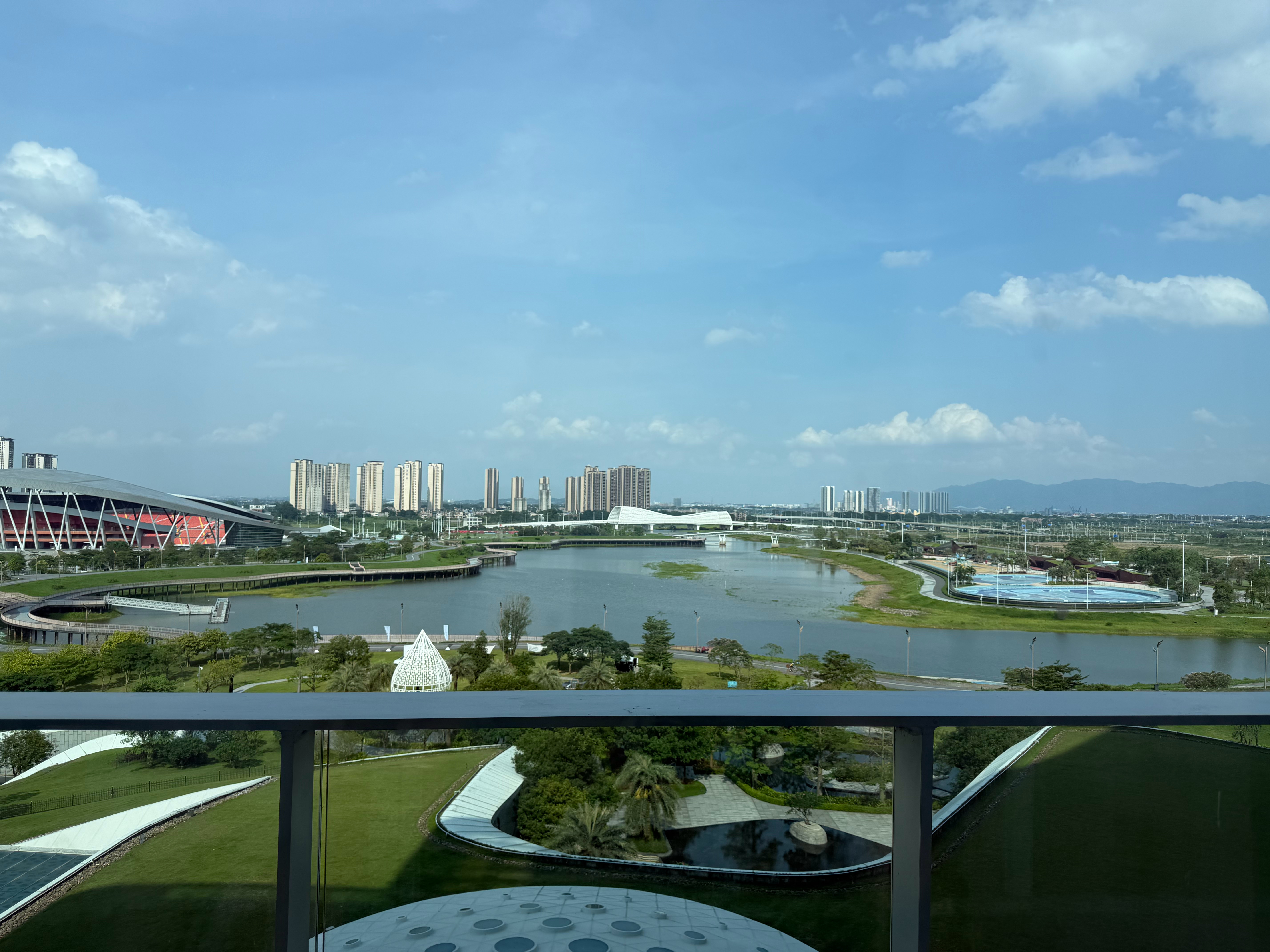 来启境啦～窗外的风景超美，好喜欢这样的景色退休计划加一一个是买房车自驾一个是买一