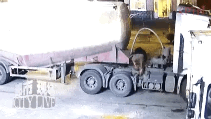 山东济南，男子把货车停路边，去附近店里吃了碗面，半小时后他回到车中启动引擎，这时