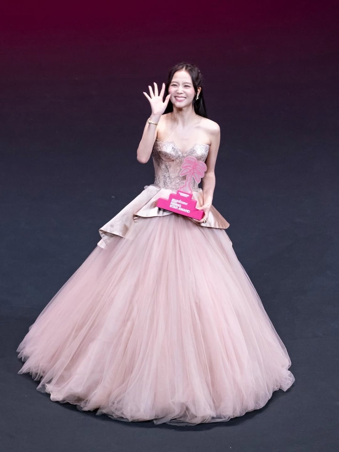 Canneseries官方更新Ins：女演员兼歌手JISOO，今晚在神话般的节日