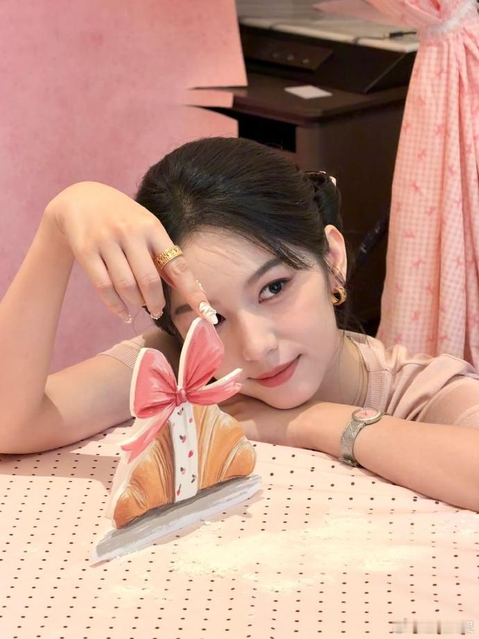 周也花式秀美甲周也好像油画里的在逃公主柔和配色搭配复古质感，周也美得像一幅油画 
