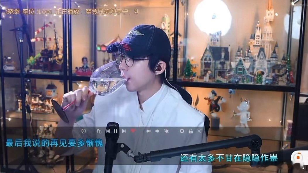 刘宇宁直播报平安刘宇宁说身体好着呢  刘宇宁又直播辟谣了，知道大家听说自己去医院