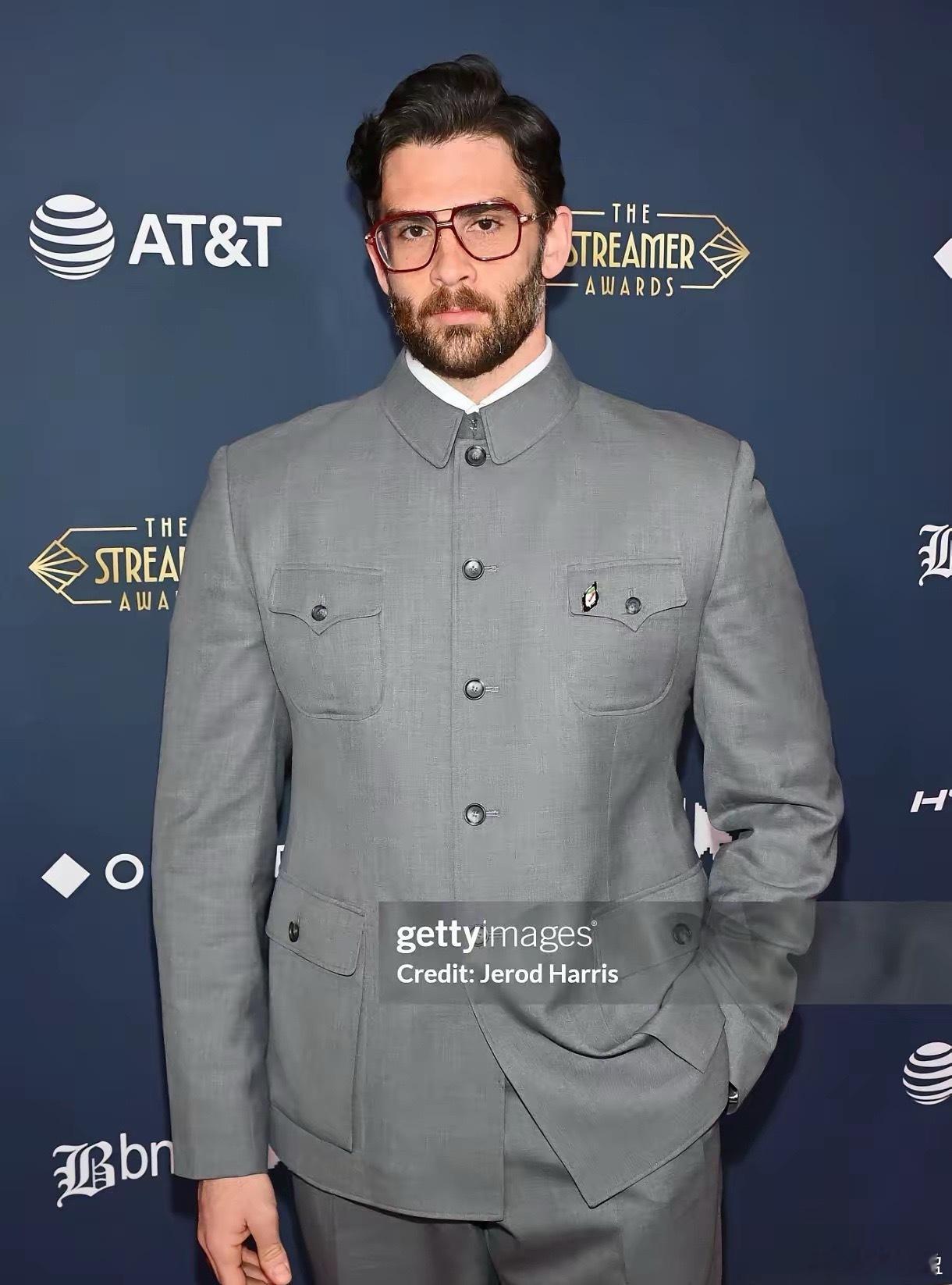 这美国博主挺有意思 —— 先去天安门看升国旗，说感受到荣誉感，觉得中国这样的社会