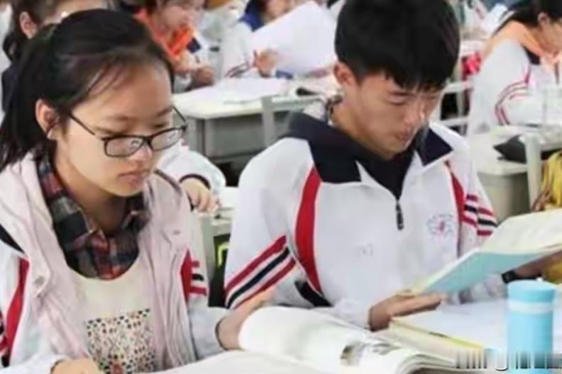 早恋顶多是让成绩暂时“感冒”，而“毒友谊”却是在悄无声息地抽干孩子的灵魂。

很