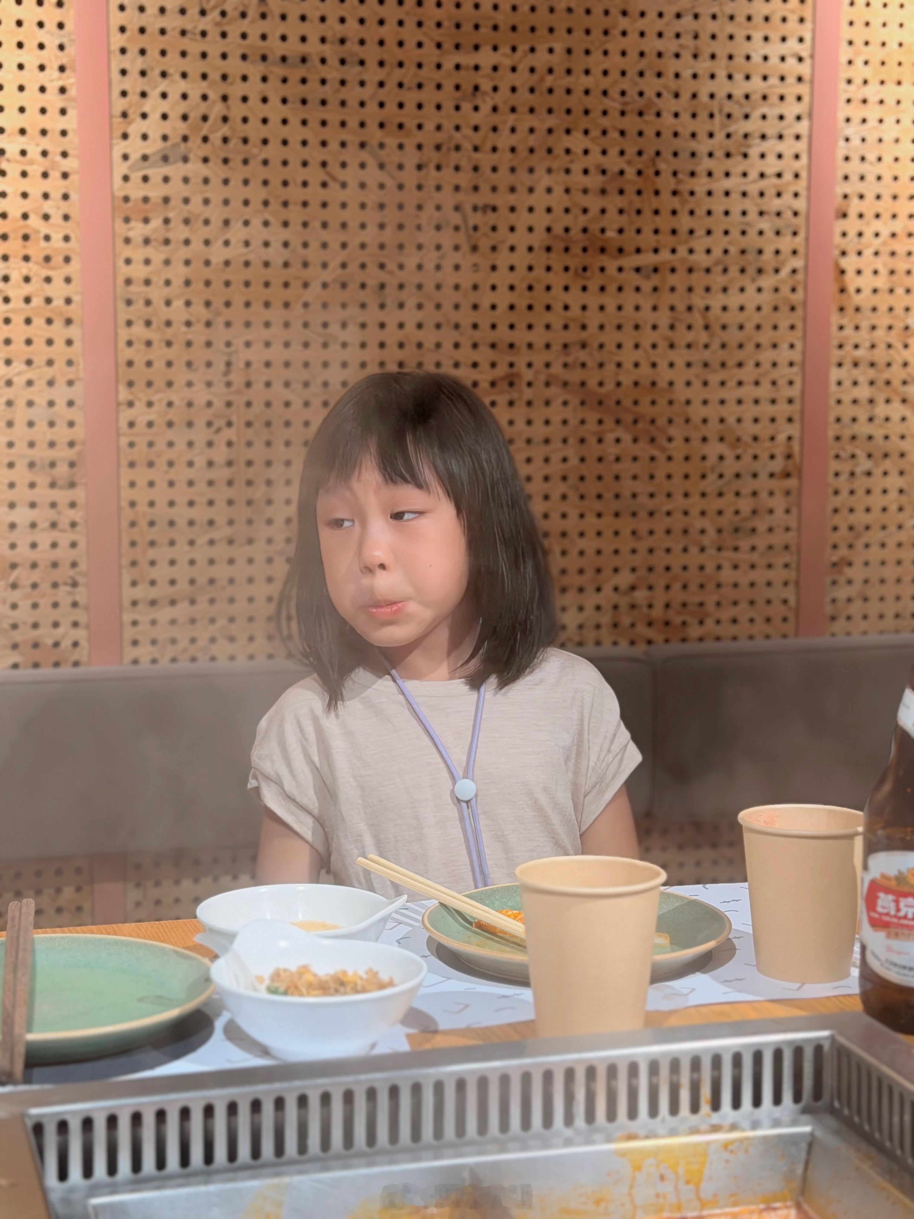 在微博过暑假晚早在阿那亚 竟然已经养孩子8年了。 