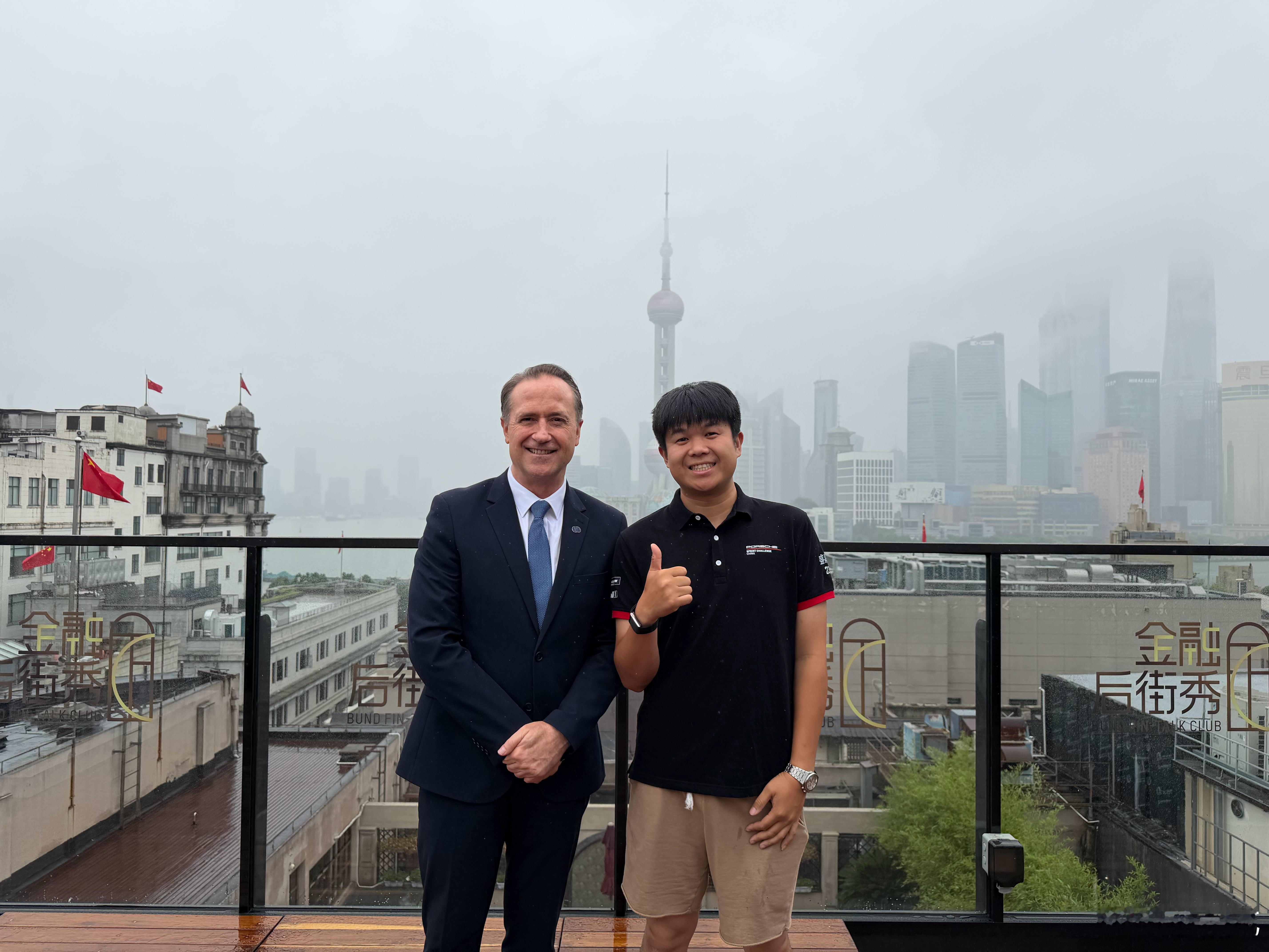 我的红v又掉了，我chovy！！！不是我不发微博，刚和国际汽联秘书长在开会 上海