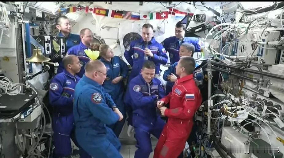 12月7日俄航局航天员向美国航空航天局航天员移交国际空间站指挥权

见证轨道上的