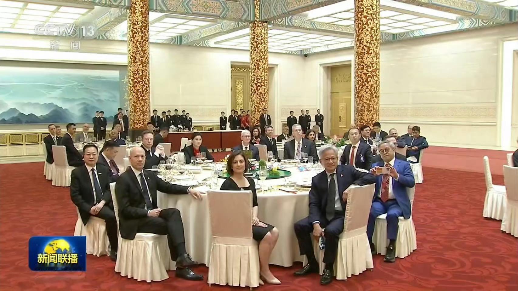 特朗普访华欢迎宴会董秘问我，有个姓黄的白发中国老板为什么能参加宴会，是不是因为英
