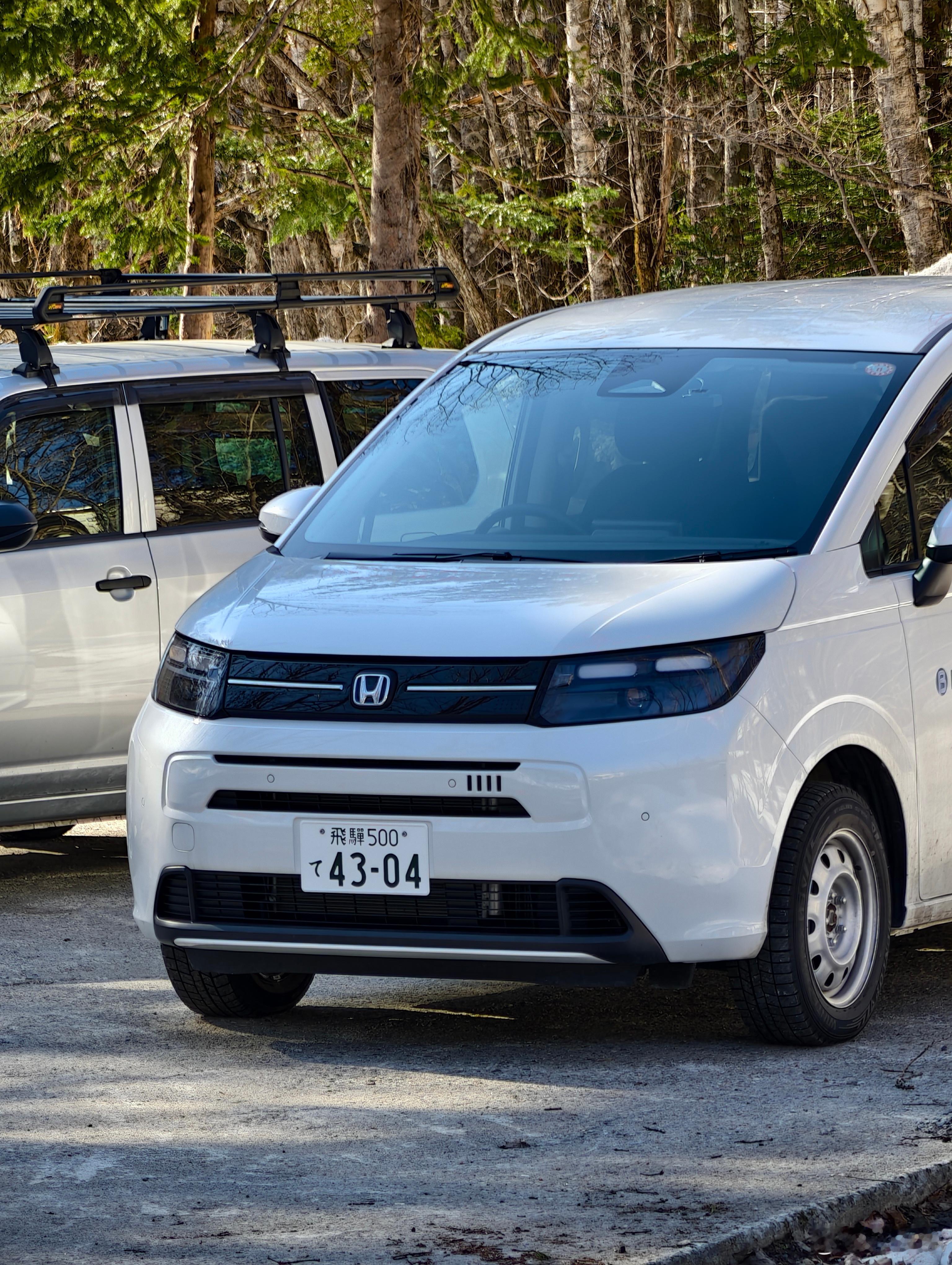 MPV偶遇斋版本田 Freed，本身是家用MPV，但低配也被拿来当商用车（営業車