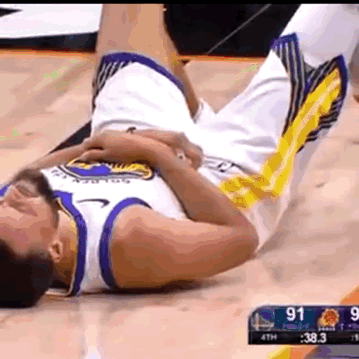 迪龙脏是出了名的，但你招惹“乖乖孩”库里干什么？而且还够损。
库里三分出手，迪龙