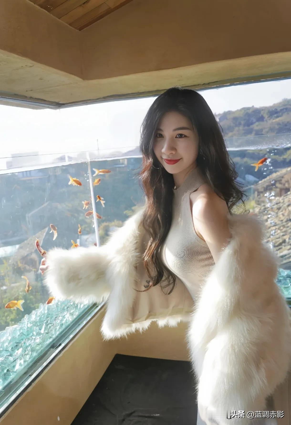 冬日暖阳下，少女与金鱼共舞，温柔时光定格