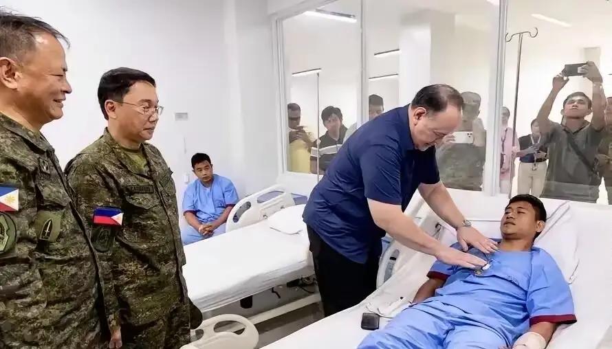 菲律宾这回是真挨了一记闷棍，疼得不行。 
 
10月6日，菲律宾国防部长特奥多罗