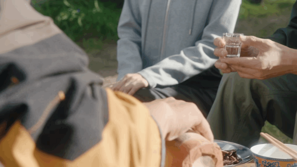 秦岚这一笑里攒了12年的思念 亦舞之城 十二年的时光匆匆，谭思婷从未停止对父亲的