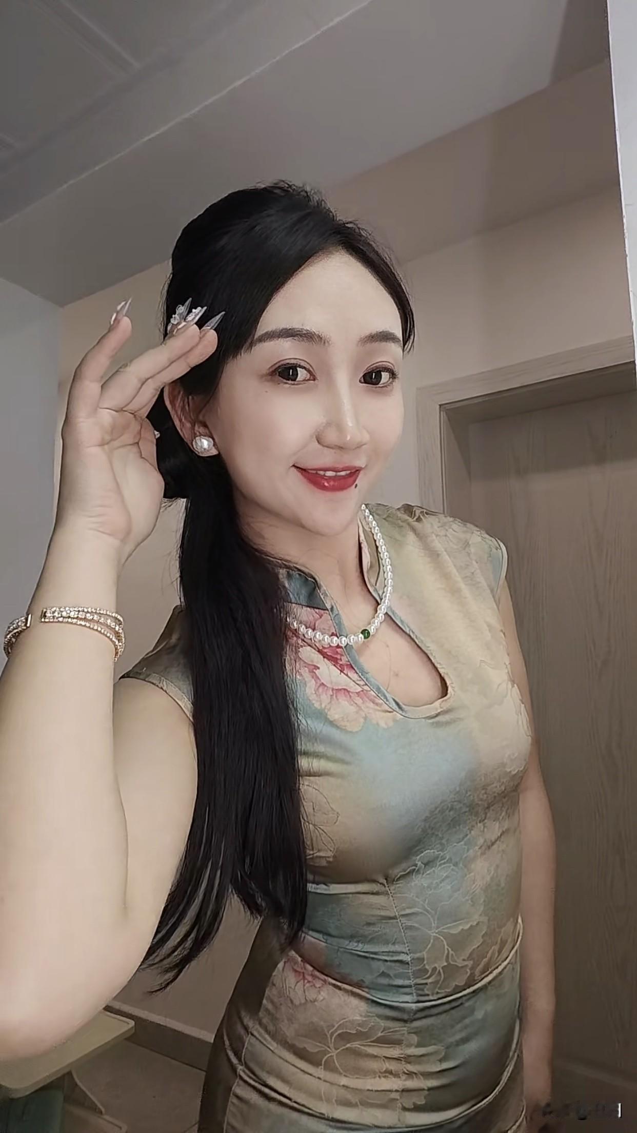 穿旗袍拍照有多美穿旗袍拍照简直美炸了！丰腴的女性穿旗袍，那韵味绝了。旗袍立领衬得