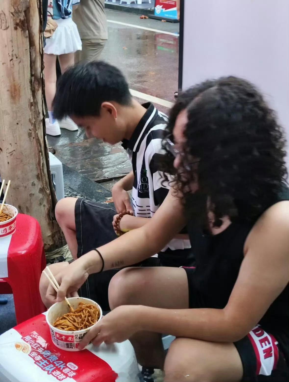 俩老外武汉过早看球赛用中文争俩老外在武汉早餐店过早看球，用一口流利中文争得面红耳