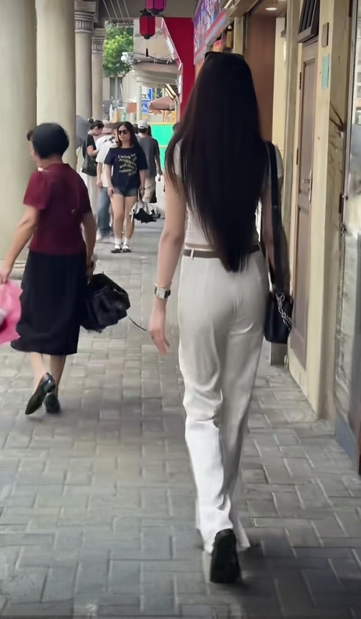 高挑美女上街，连大妈都忍不住回头看。