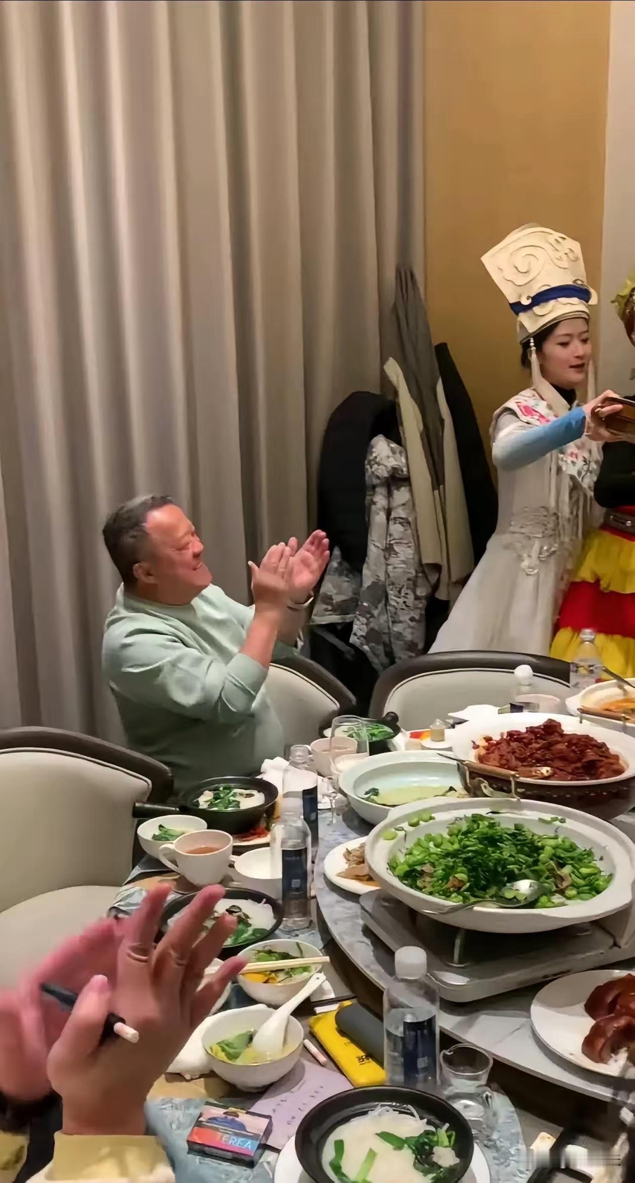 这是哪位大佬聚餐，好面熟