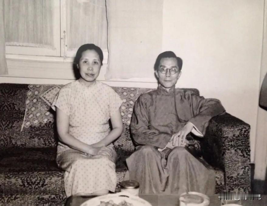 1948年年底，北平城内，人心惶惶。

城外，大军在交战，烽烟四起。

城内，各