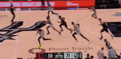 相当骚气啊
文班亚马这个不看人传球真妙，罚球线附近接尚帕尼的传球后利用自己的进攻