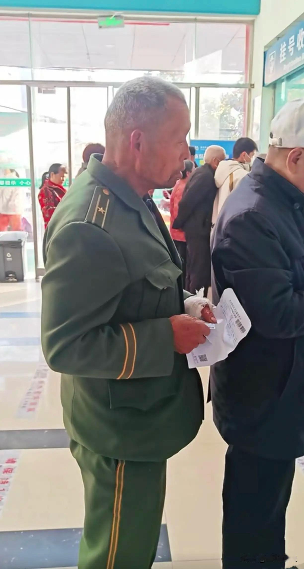 昨天下午去医院看到一位身穿武警军装的少校！

但我看他的年龄和军衔不符合！而且军