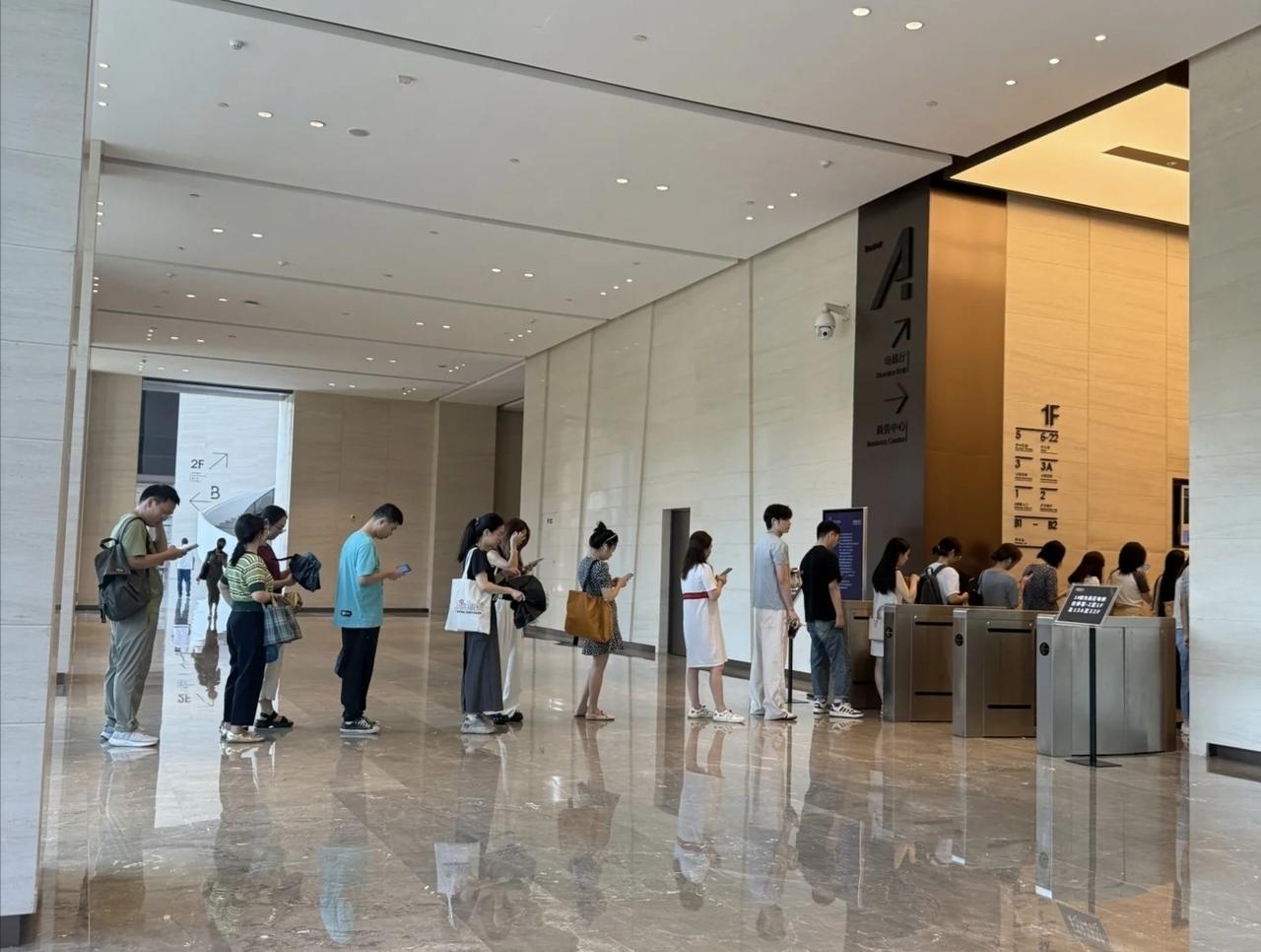 突然发现现在打工太不容易了。起早贪黑熬着夜，工资到手除去开销，根本就剩不了几个，