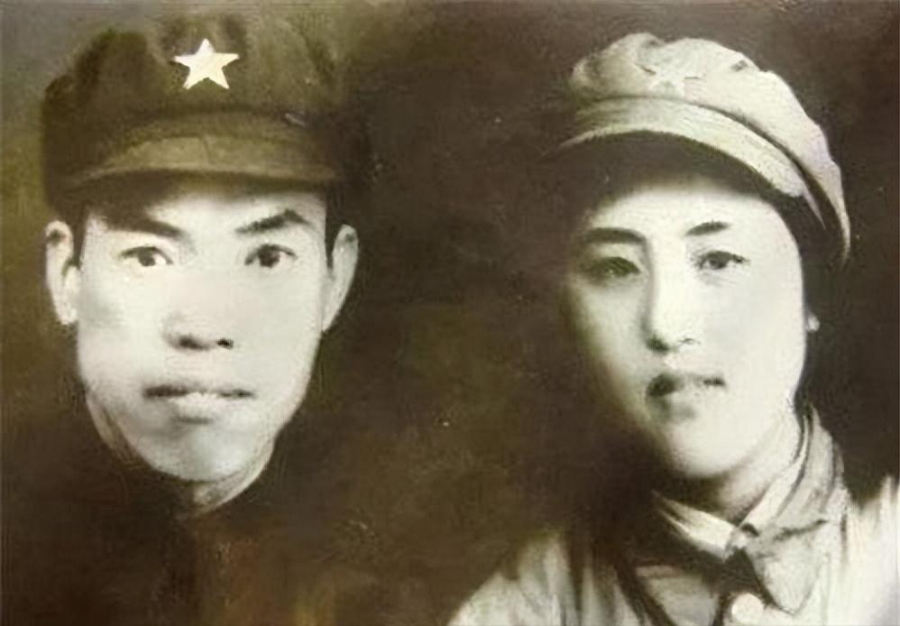 1948年，政委把21岁女护士调到37岁军长梁兴初身边，命令她去给他洗眼睛。但这
