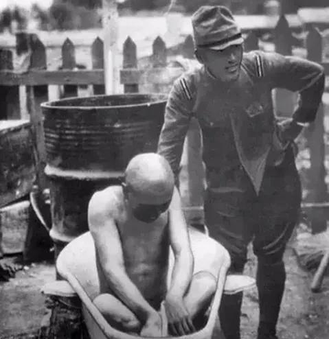 1940年，一个日本军官带人冲进了一个农户家，在屠杀了农户一家三口后，日军开始洗
