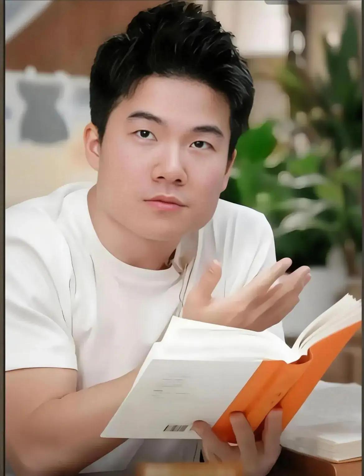 董宇辉这话说到我心坎里了！外表只是敲门砖，学识才是通行证。你家娃现在更在意外表还