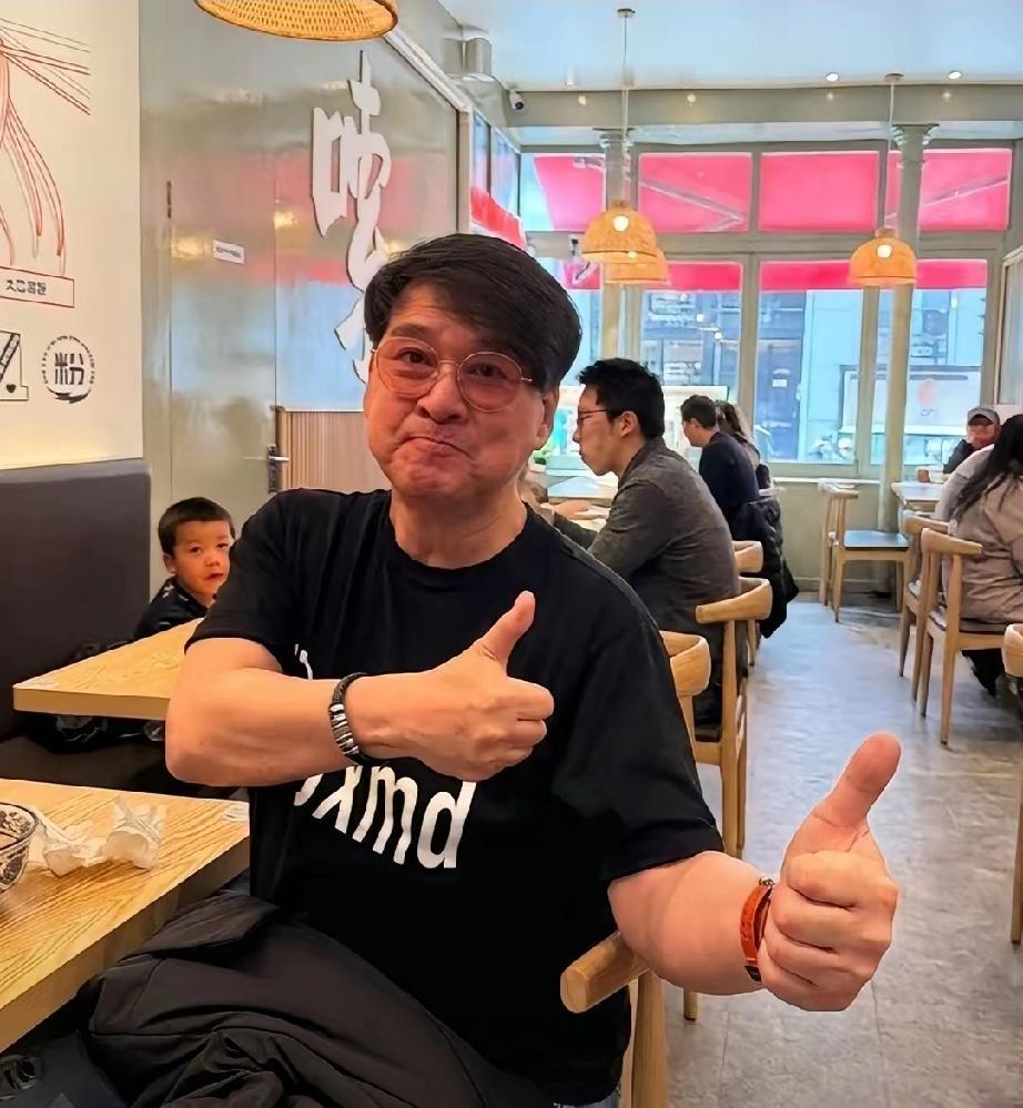 65岁周华健伦敦吃粉被拍！胖了一圈却精气神拉满，妻子满头白发显苍老
 
    