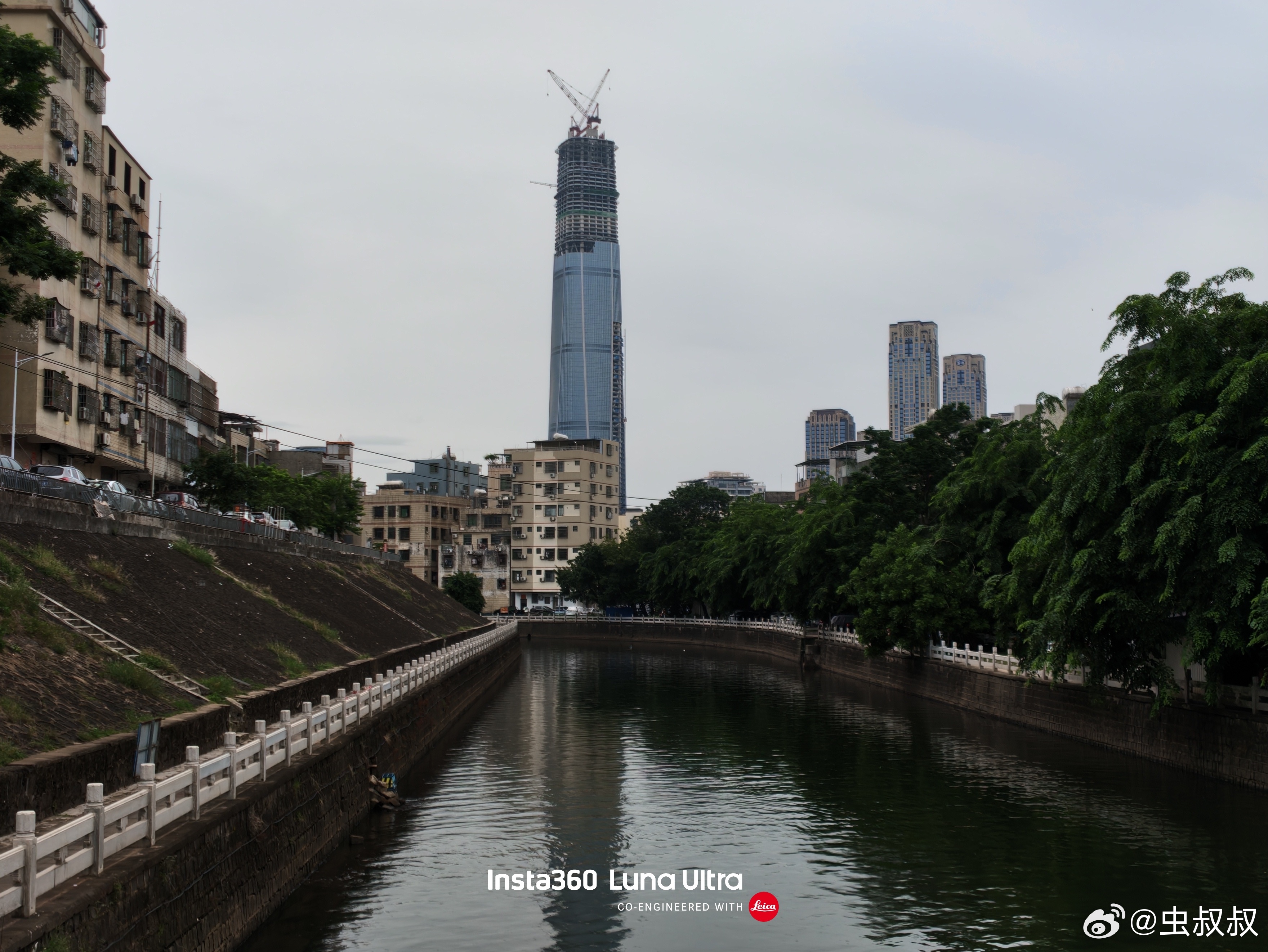 海口也有一个在建的超高塔楼，跟成都的绿地468很像。查了一下这个项目叫海南中心，